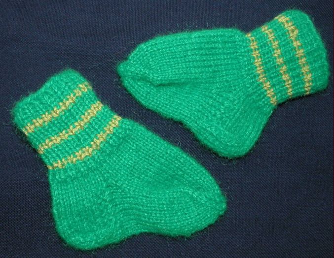 Носочки на 4 года. Носки детские вязаные. Вязаные детские носки для мальчика. Носки для ребенка 2 года спицами. Носки на двух спицах.