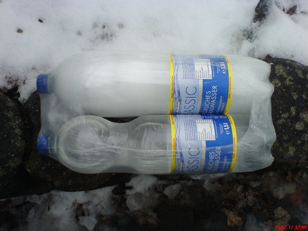 Замерзло пиво в бутылке. Замороженная пластиковая бутылка. Бутылка с водой в морозилке. Замерзшая бутылка. Заморозка воды в пластиковых бутылках.