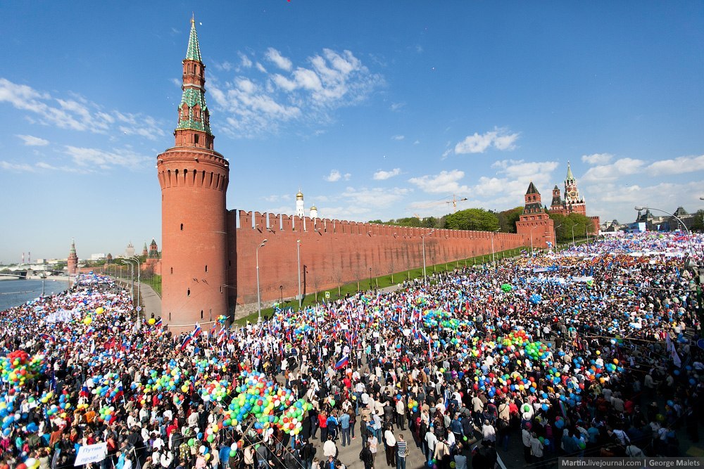 Какой человек живет в москве. Кремль люди. Народ на красной площади. Толпа на красной площади. Москва люди.