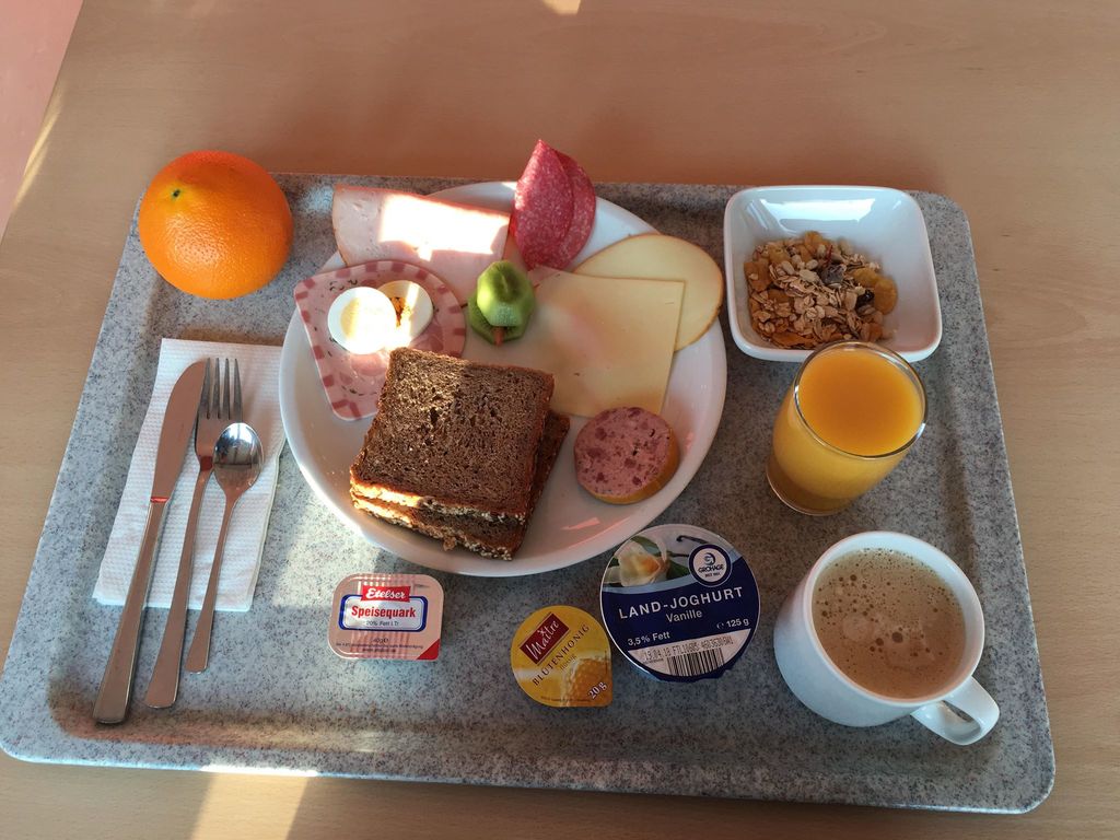 Кормят ли родителей. Завтрак в больнице. Питание в больницах завтрак. Еда в больнице Германии. Обед в больнице.
