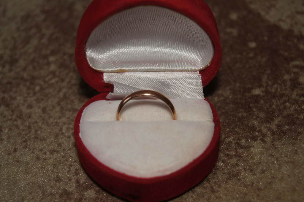 Золотое кольцо с бриллиантом. Артикул 750691 размер 16